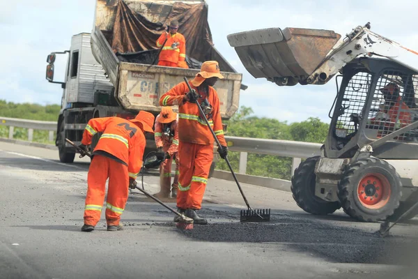 ipira, bahia, brezil- 17 Mayıs 2022: Bahia 'daki BA 052 otobanındaki asfalt kaldırımını işçi onardı.