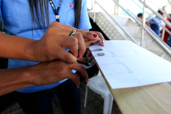 Ibotirama, Bahia, Brezilya - 18 Mayıs 2022: İbotirama kentindeki bir halk sağlığı programı sırasında halk için kimlik yapmak.