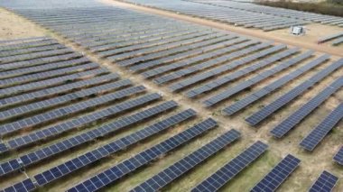 Oliveira dos brejinhos, Bahia, Brezilya - 18 Mayıs 2022: Bahia 'nın batısındaki bir çiftlikte güneş enerjisi üretim plakaları.