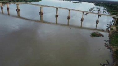 Ibotirama, Bahia, Brezilya - 18 Mayıs 2022: Batı Bahia 'daki Ibotirama şehrindeki Sao Francisco nehir yatağı üzerinde köprü.