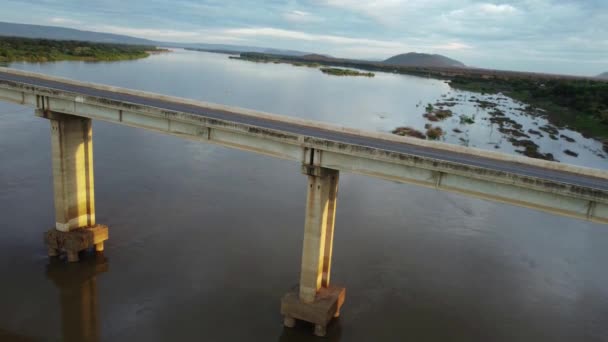 ブラジル バイーア州イボティラマ2022年5月18日 バイーア州西部のイボティラマ市のサンフランシスコ川床に架かる橋 — ストック動画