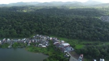 Itajuipe, Bahia, Brezilya - 24 Mayıs 2022: Güney Bahia 'daki Itajuipe şehrindeki göl manzarası.