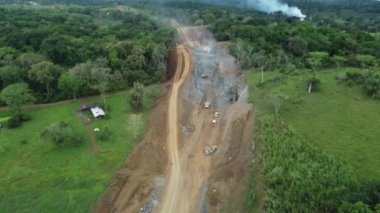İlheus, Bahia, Brezilya - 23 Mayıs 2022: Itabuna belediyelerini güney Bahia 'daki Ilheus' a bağlayan BA 649 otoyolunda inşaat çalışmaları.