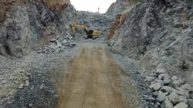 İlheus, Bahia, Brezilya - 23 Mayıs 2022: Itabuna belediyelerini güney Bahia 'daki Ilheus' a bağlayan BA 649 otoyolunda inşaat çalışmaları.