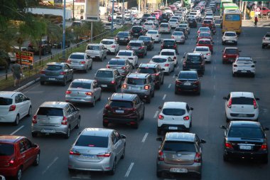Salvador, Bahia, Brezilya - 8 Şubat 2022: Salvador 'da Avenida Tacredo Neves' de trafik sıkışıklığı.