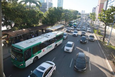 Salvador, Bahia, Brezilya - 8 Şubat 2022: Salvador 'da Avenida Tacredo Neves' de trafik sıkışıklığı.