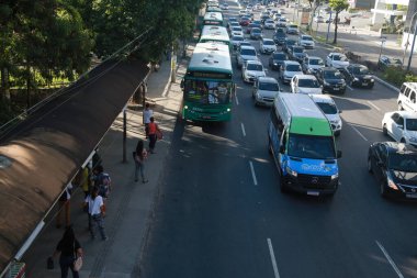 Salvador, Bahia, Brezilya - 8 Şubat 2022: Salvador 'da Avenida Tacredo Neves' de trafik sıkışıklığı.