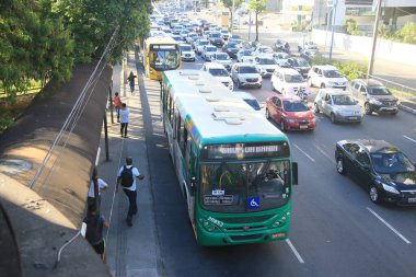 Salvador, Bahia, Brezilya - 8 Şubat 2022: Salvador 'da Avenida Tacredo Neves' de trafik sıkışıklığı.