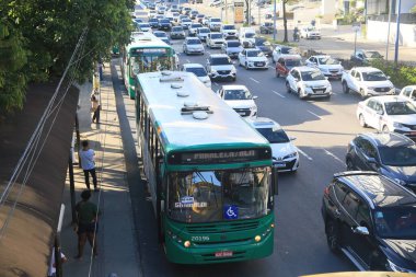 Salvador, Bahia, Brezilya - 8 Şubat 2022: Salvador 'da Avenida Tacredo Neves' de trafik sıkışıklığı.