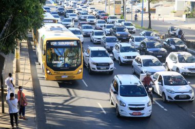Salvador, Bahia, Brezilya - 8 Şubat 2022: Salvador 'da Avenida Tacredo Neves' de trafik sıkışıklığı.