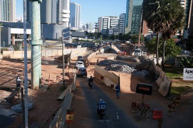 Salvador, Bahia, Brezilya - 8 Şubat 2022: Salvador 'da Avenida Tancredo Neves ve Avenida Magalhaes Neto arasındaki karayolu sisteminin inşaatı.