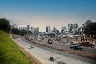 Salvador, Bahia, Brezilya - 28 Ocak 2022: Salvador 'daki Itaigara Mahallesi' ndeki BRT sistem uygulamasının görüntüsü.
