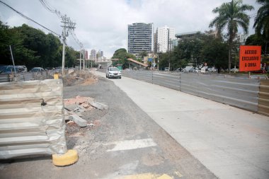 Salvador, Bahia, Brezilya - 28 Ocak 2022: Salvador 'daki Itaigara Mahallesi' ndeki BRT sistem uygulamasının görüntüsü.