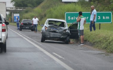 Salvador, Bahia, Brezilya - 10 Haziran 2022: Salvador 'da BR 324 otoyolunda araçlar arasında çarpışma.
