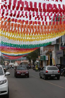 ipira, bahia, brezil- 10 Haziran 2022: Ipira şehrinde bir sokakta Sao Joao partisi için dekoratif pankartlar.