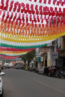 ipira, bahia, brezil- 10 Haziran 2022: Ipira şehrinde bir sokakta Sao Joao partisi için dekoratif pankartlar.