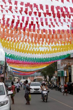 ipira, bahia, brezil- 10 Haziran 2022: Ipira şehrinde bir sokakta Sao Joao partisi için dekoratif pankartlar.