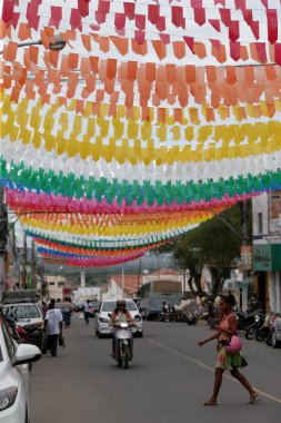 ipira, bahia, brezil- 10 Haziran 2022: Ipira şehrinde bir sokakta Sao Joao partisi için dekoratif pankartlar.