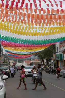 ipira, bahia, brezil- 10 Haziran 2022: Ipira şehrinde bir sokakta Sao Joao partisi için dekoratif pankartlar.