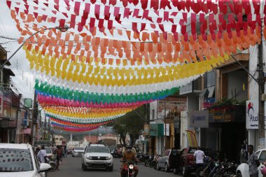 ipira, bahia, brezil- 10 Haziran 2022: Ipira şehrinde bir sokakta Sao Joao partisi için dekoratif pankartlar.