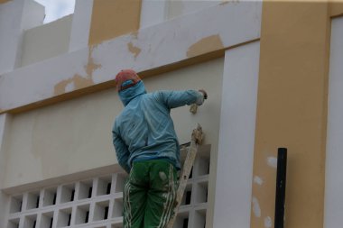 ipira, bahia, brrazil - 10 Haziran 2022: Duvar boyacısı Ipira şehrinde bir evi yenilemek için çalışıyor..