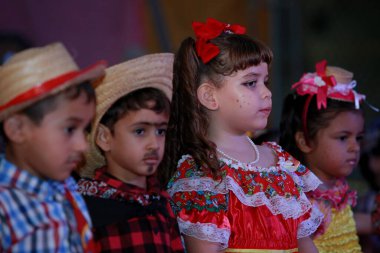 Salvador, Bahia, Brezilya - 11 Haziran 2022: Salvador şehrinde Sao Joao onuruna düzenlenen bir parti sırasında dans eden çocuklar.