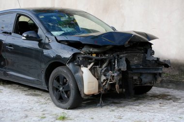 Salvador, Bahia, Brezilya - 12 Haziran 2022: Salvador şehrinde trafik kazası nedeniyle ön cephesi çökmüş bir araç.
