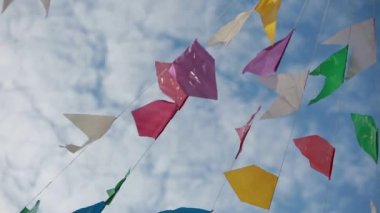 Salvador, Bahia, Brezilya - 12 Haziran 2022: Salvador şehrinde Sao Joao bayramı zamanında dekoratif bayraklar.