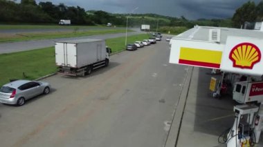 Candeias, Bahia, Brezilya - 10 Haziran 2022: Bahia 'daki BR 324 otoyolundaki Shell Distribuidora benzin istasyonu.