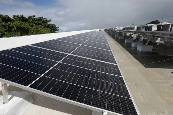 ブラジル バヒア州サラドール2022年6月6日 サルバドール市の公立学校の屋根に太陽光発電パネルを設置した労働者 — ストック写真