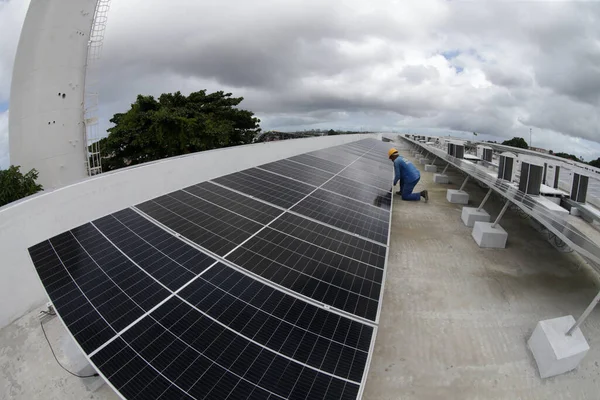 Salvador Bahia Brazylijski Czerwiec 2022 Pracownik Panelami Słonecznymi Dachu Szkoły — Zdjęcie stockowe