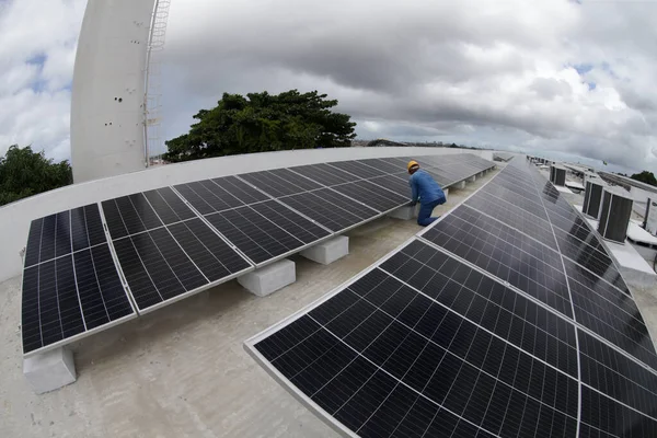 Salvador Bahia Brazylijski Czerwiec 2022 Pracownik Panelami Słonecznymi Dachu Szkoły — Zdjęcie stockowe