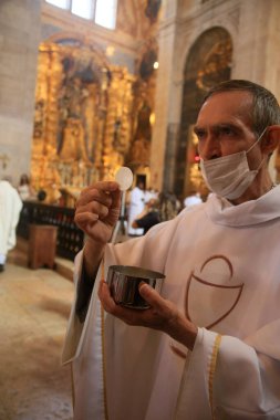 Salvador, Bahia, Brezilya - 16 Haziran 2022: Katolikler Salvador 'daki Tarih Merkezi' ndeki Bazilika Katedrali 'nde Corpus Christi bayramını kutluyorlar.