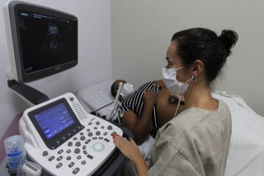 İlheus, Bahia, Brezilya - 24 Mayıs 2022: Doktor Ilheus kentindeki bir devlet hastanesinde hamile bir kadının ultrason muayenesini gerçekleştirdi..