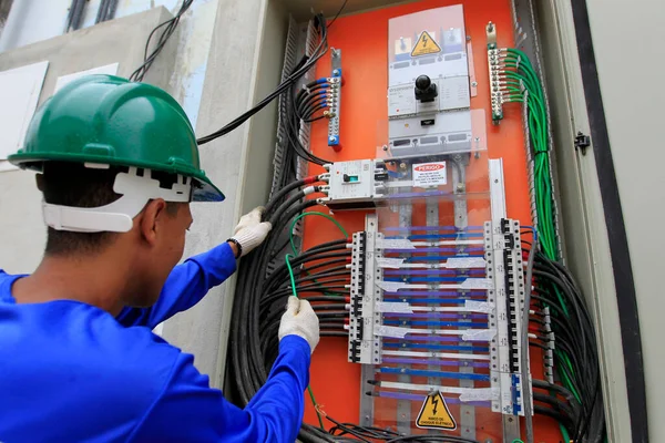 Itabuna, Bahia, Brezilya - 23 Mayıs 2022: Itabuna şehrinde elektrik dağıtım panosunda çalışan elektrikçi.