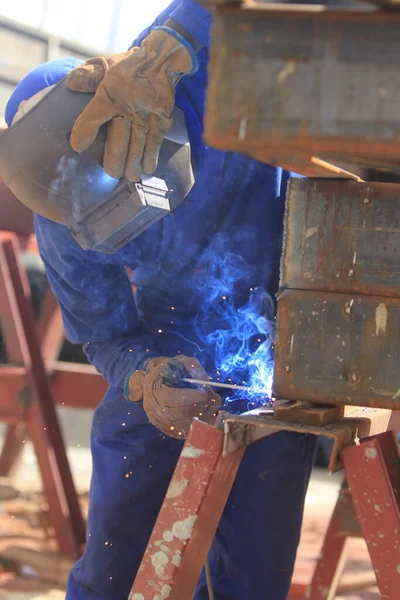 萨尔瓦多 巴伊亚州 2022年5月23日 一名焊工在巴伊亚州南部的伊尔胡斯市的一个建筑工地上使用焊机 — 图库照片