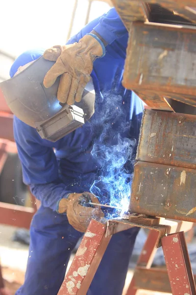 Salvador Bahia Brazil May 2022 Welder Uses Welding Machine Construction — Stock Photo, Image