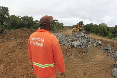 İlheus, Bahia, Brezilya - 23 Mayıs 2022: Itabuna belediyelerini güney Bahia 'daki Ilheus' a bağlayan BA 649 otoyolunda inşaat çalışmaları.