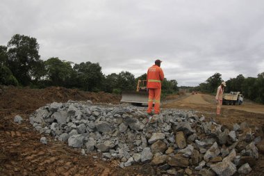 İlheus, Bahia, Brezilya - 23 Mayıs 2022: Itabuna belediyelerini güney Bahia 'daki Ilheus' a bağlayan BA 649 otoyolunda inşaat çalışmaları.