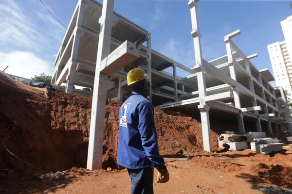 Salvador, Bahia, Brezilya - Haziran 6, 2022: Salvador 'da bir devlet hastanesi inşaatı devam ediyor..