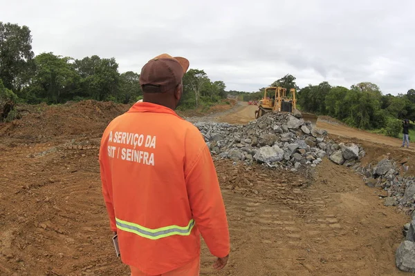 İlheus, Bahia, Brezilya - 23 Mayıs 2022: Itabuna belediyelerini güney Bahia 'daki Ilheus' a bağlayan BA 649 otoyolunda inşaat çalışmaları.