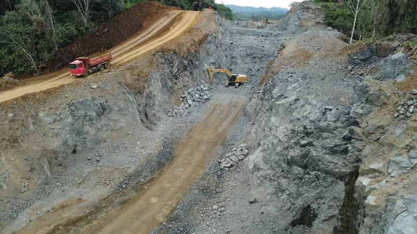 İlheus, Bahia, Brezilya - 23 Mayıs 2022: Itabuna belediyelerini güney Bahia 'daki Ilheus' a bağlayan BA 649 otoyolunda inşaat çalışmaları.
