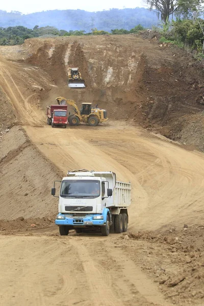 İlheus, Bahia, Brezilya - 23 Mayıs 2022: Itabuna belediyelerini güney Bahia 'daki Ilheus' a bağlayan BA 649 otoyolunda inşaat çalışmaları.