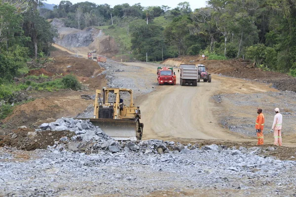İlheus, Bahia, Brezilya - 23 Mayıs 2022: Itabuna belediyelerini güney Bahia 'daki Ilheus' a bağlayan BA 649 otoyolunda inşaat çalışmaları.