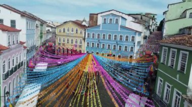 Salvador, Bahia, Brezilya - 20 Haziran 2022: Salvador şehrinin tarihi merkezi Pelourinho 'da Sao Joao partileri için pankartlarla dekorasyon manzarası.