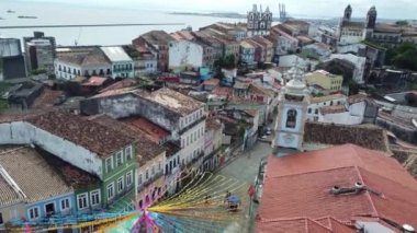 Salvador, Bahia, Brezilya - 20 Haziran 2022: Salvador şehrinin tarihi merkezi Pelourinho 'da Sao Joao partileri için pankartlarla dekorasyon manzarası.