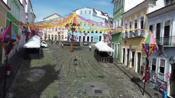 2022年6月20日ブラジル バヒアのサルヴァドール サルバドール市の歴史的中心部PelourinhoにあるSao Joaoのパーティーのためのバナーの装飾の眺め — ストック動画