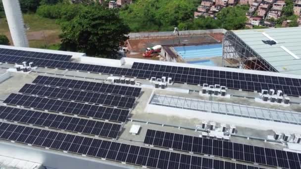ブラジル バヒア州サラドール2022年6月6日 サルバドール市の公立学校の屋根の上の太陽光発電パネル — ストック動画
