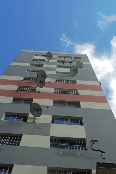 ブラジル バヒア州サルバドル2022年6月19日 Sssinutaのテレビアンテナは サルバドール市内の住宅ビルのファサードに取り付けられています — ストック写真