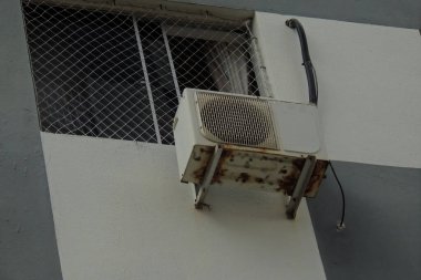 Salvador, Bahia, Brezilya - 20 Haziran 2022: Salvador şehrinde bir apartman binasının ön cephesinde çatlak klima.